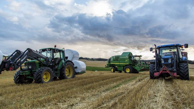 landbruksmaskiner på et jorde