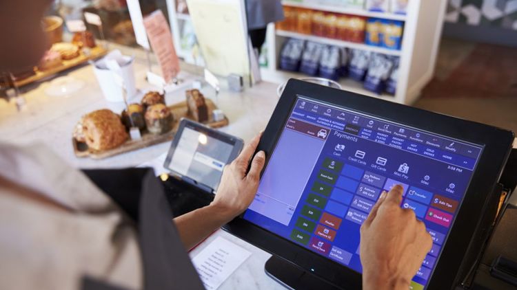 Bildet viser ei butikkasse med digital skjerm.