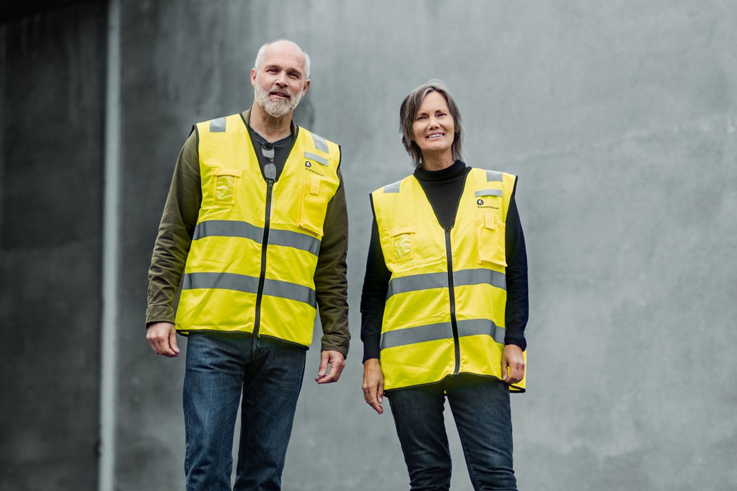 Bildet viser to ansatte fra Arbeidstilsynet med gule vester. 