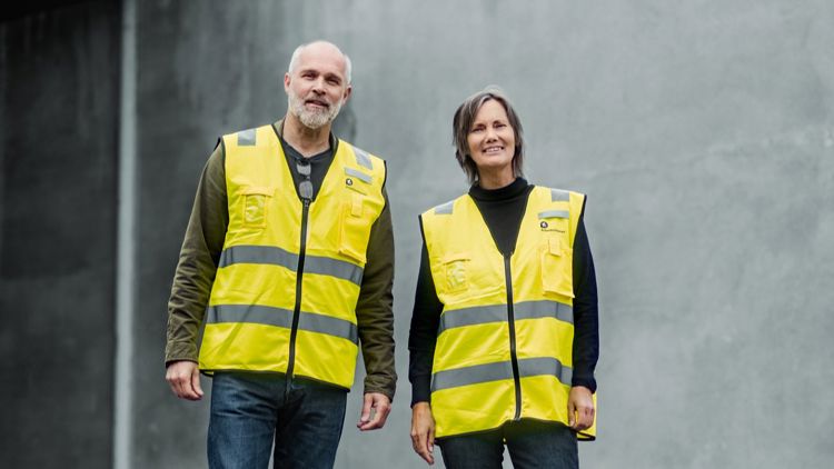 Bildet viser to ansatte fra Arbeidstilsynet med gule vester.