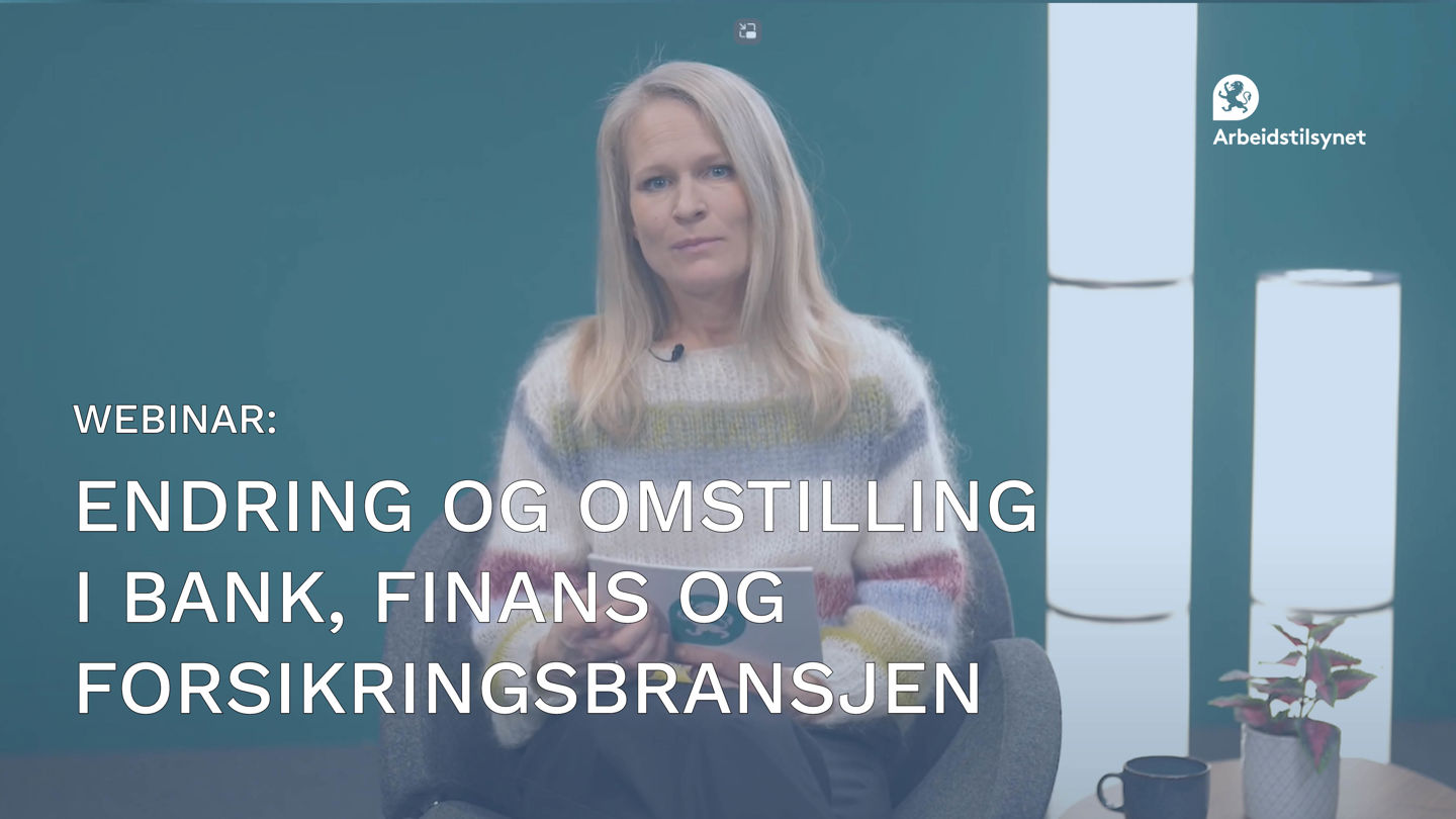 Bilde fra webinaret av programleder Karin Scheel. Hun sitter i en stol, med to lamper bak stående på gulvet, og ser inn i kamera