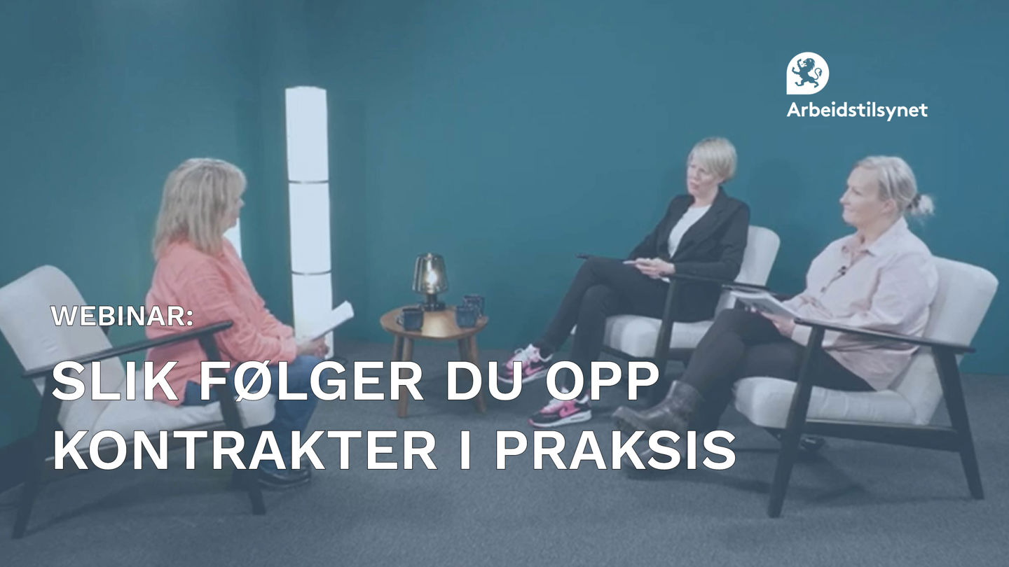 Bilde fra webinaret, med programleder Marit og de to gjestene i hver sin stol. De ser på hverandre og snakker.