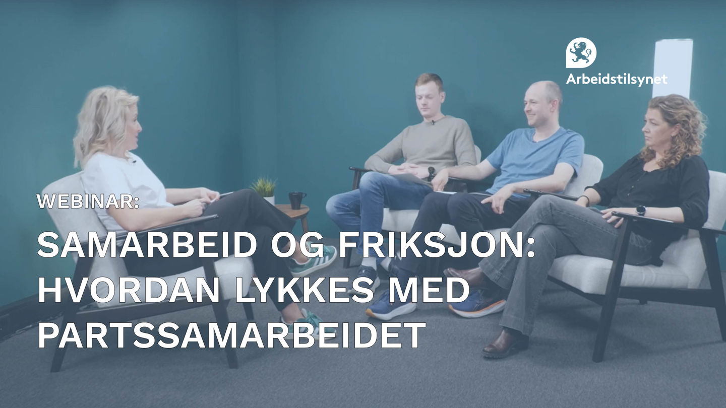 Bilde fra webinaret av programleder og de tre gjestene fra Asko. De sitter i hver sin stol, vendt mot hverandre og snakker.
