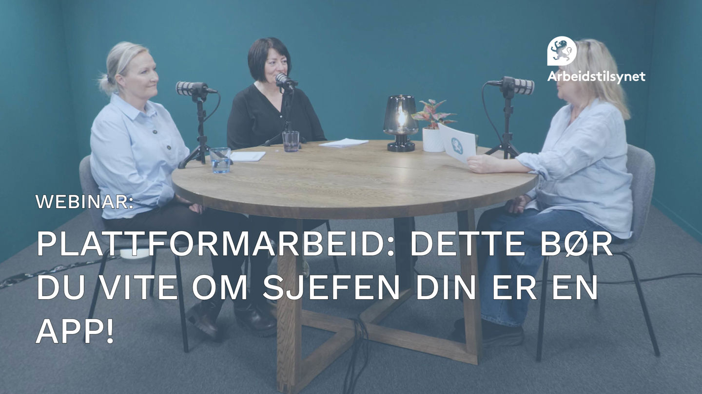 Bilde fra webinaret av programleder Marit, og de to gjestene. De sitter mot hverandre rundt et stort, rundt bord med mikrofoner foran seg.