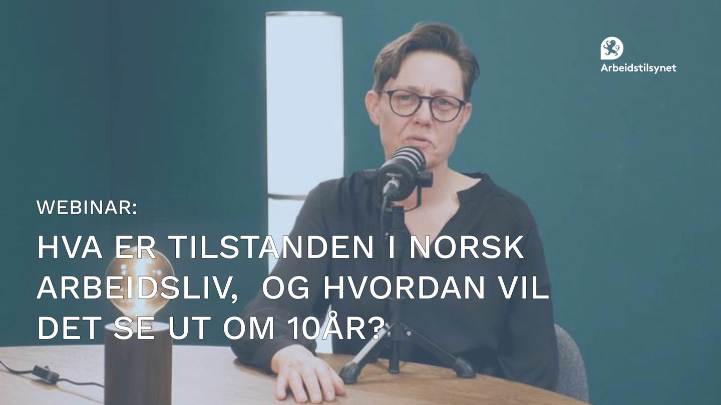 Bilde av Moica Seem som sitter ved et bord og ser i kamera.