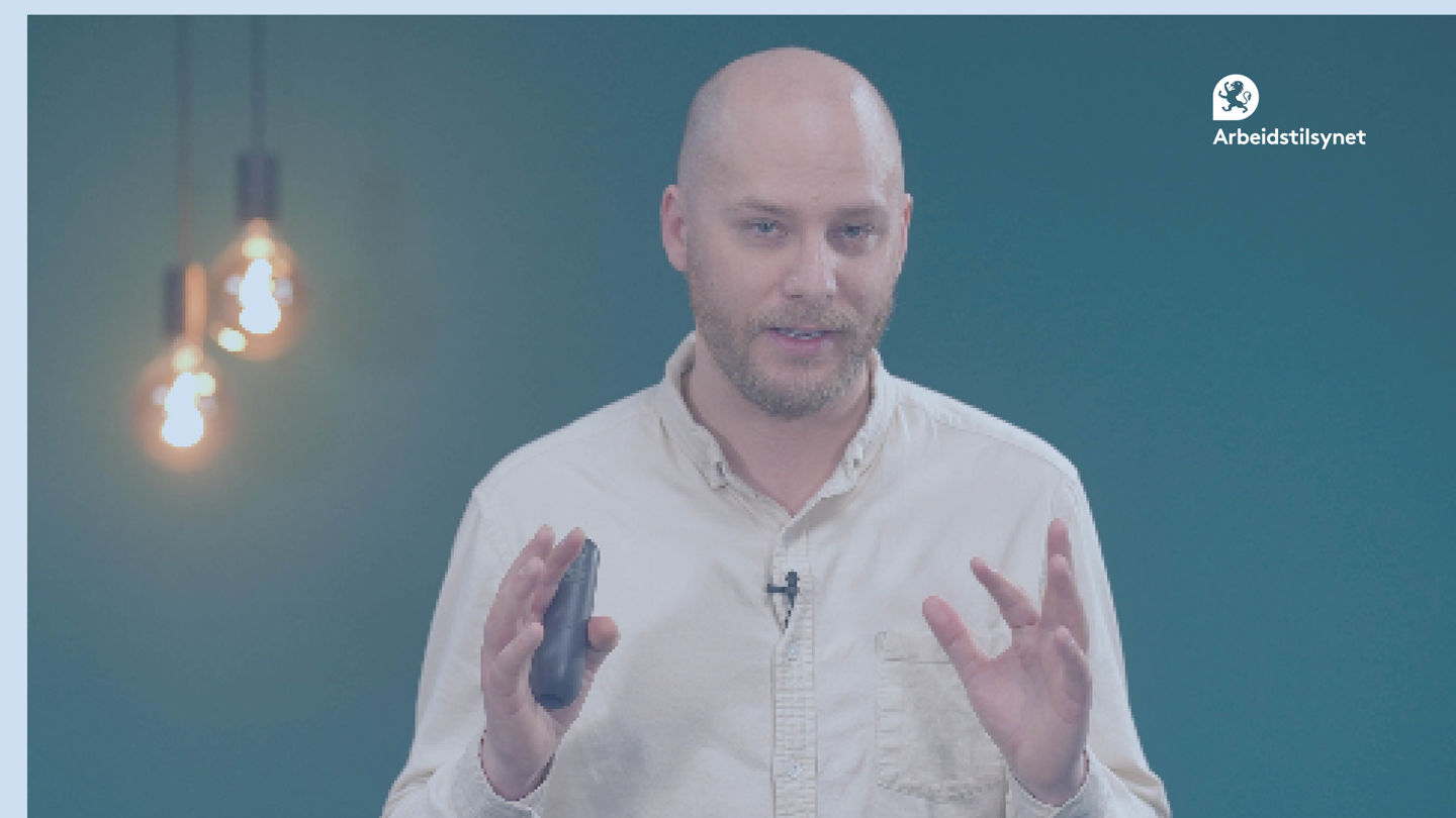 Bilde fra webinar av inspektøren som deler sine erfaringer. Han ser i kamera og snakker engasjert.