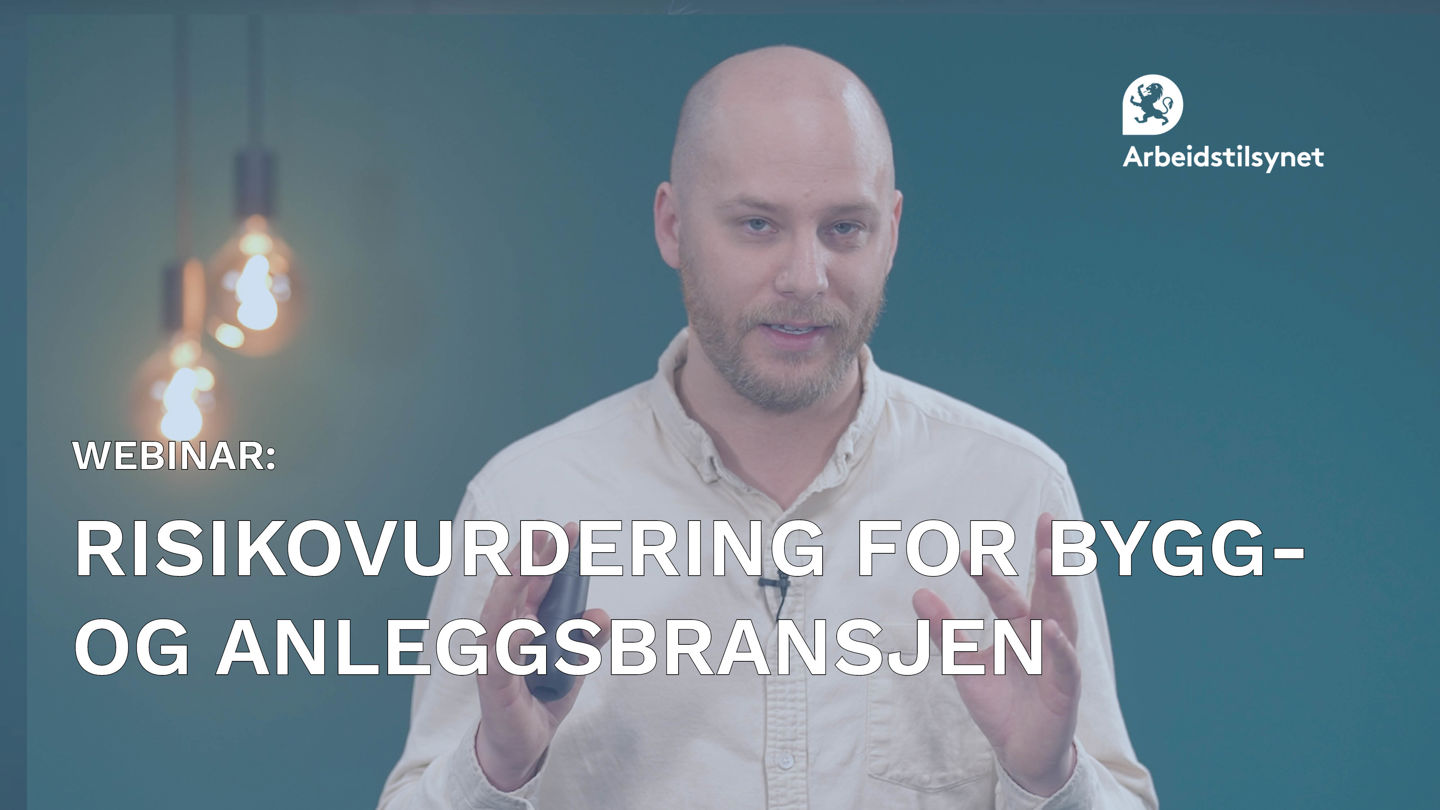 Bilde fra webinar av inspektøren som deler sine erfaringer. Han ser i kamera og snakker engasjert. 