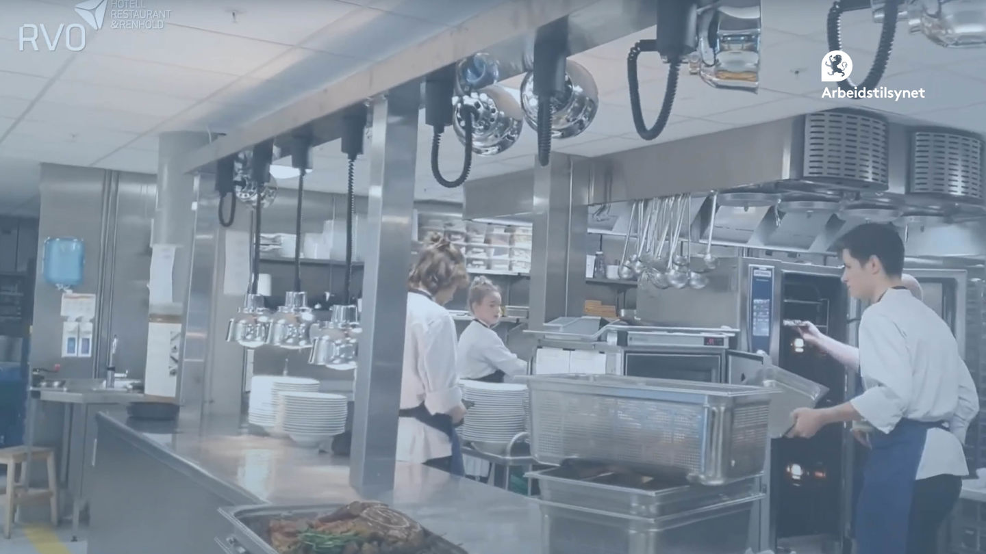 Bilde brukt i en innslag i webinaret. Det er tatt i et typisk storkjøkken. Det er tre mennesker i arbeid i typiske arbeidsklær i bransjen.