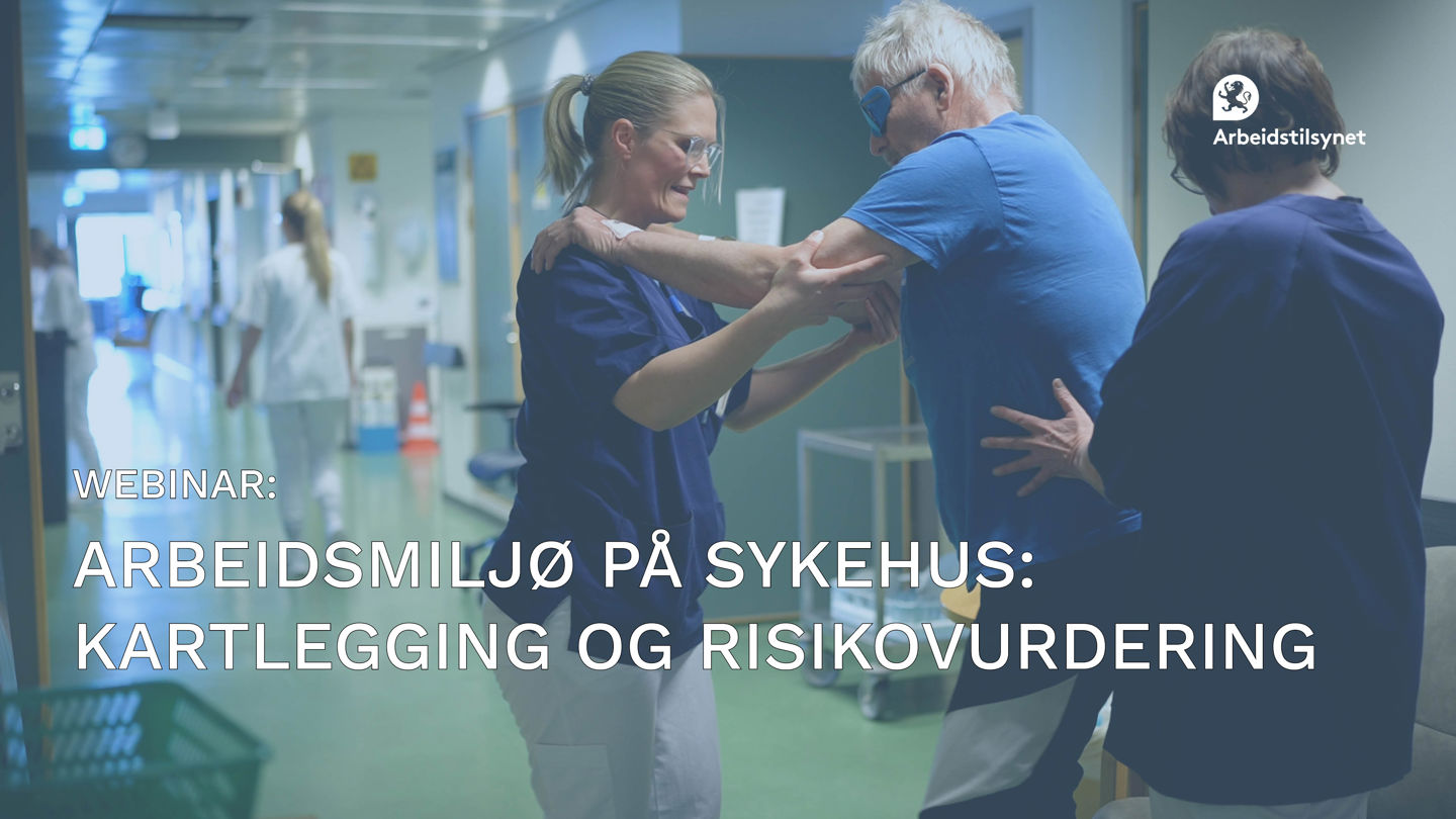 Bilde fra innslag fra et sykehus brukt i webinaret. Det er to sykepleiere og en innlagt, i en gang som gjør fysiske øvelser. Pasienten går med armene hvilende på skuldrene til sykepleier for støtte. De er vendt mot hverandre.  