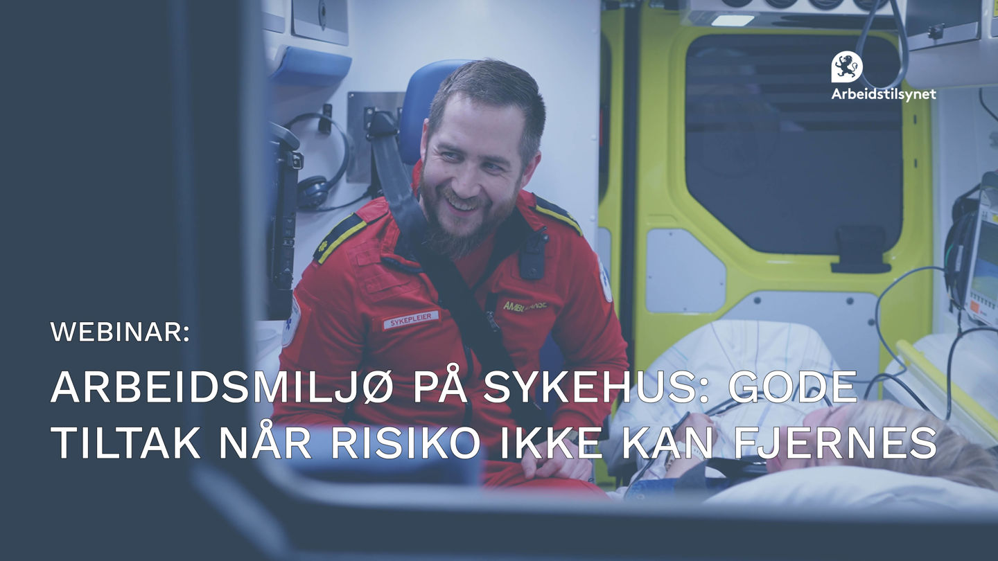 Bilde fra innslag fra sykehus i webinaret. Det er tatt bakover i en ambulanse. Ambulansemedarbeideren sitter og snakker med en pasient som ligger i senga. Han smiler.