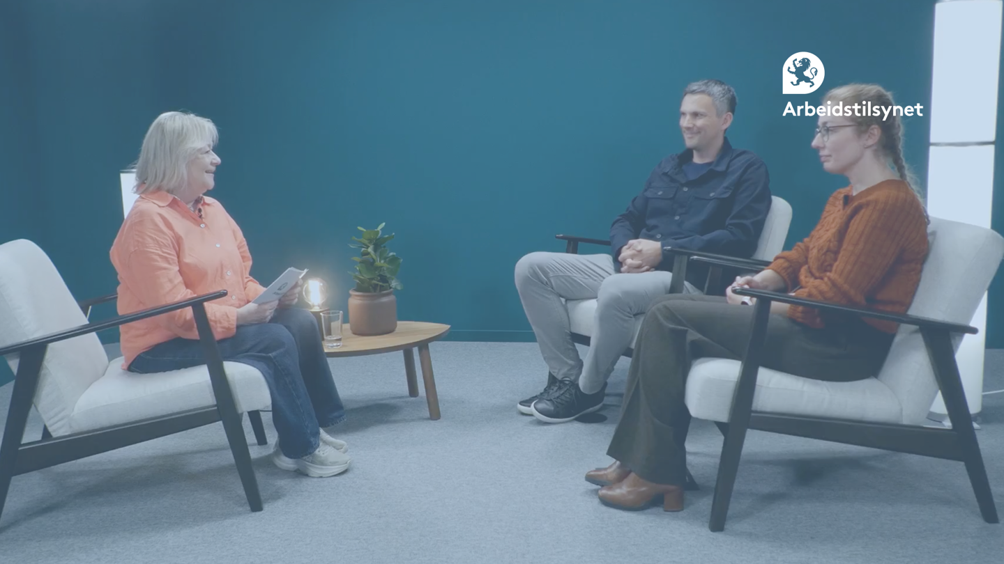 Bilde fra webinaret av programleder Marit, og de to gjestene. De sitter mot hverandre i en samtale, og smiler.