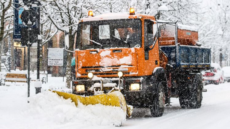 Bildet viser en brøytebil som måker snø. 