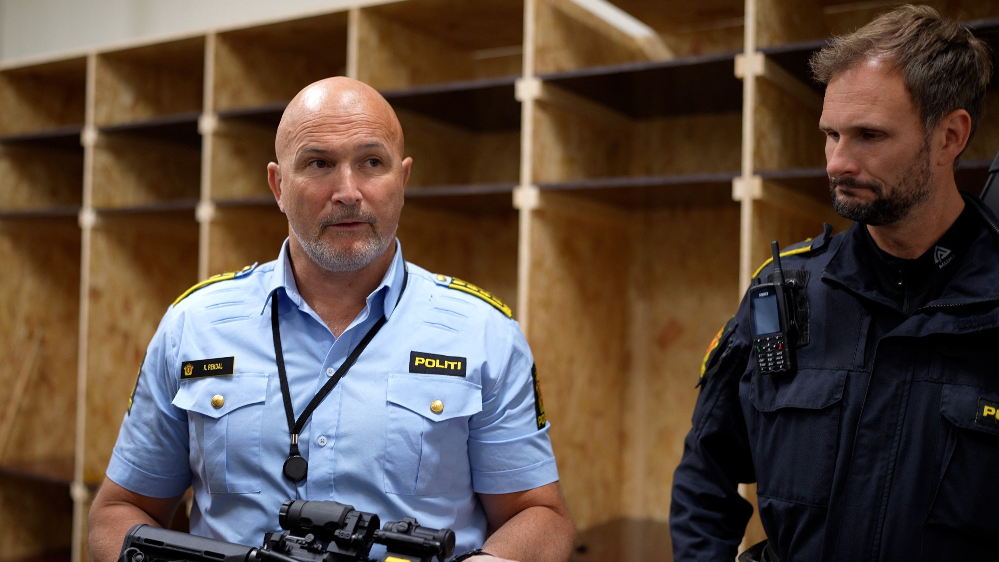 Bilde viser Kjetil Rekdal og Runar Saue, politi i Vest politidistrikt. De har på politiuniform har våpen i hendene.