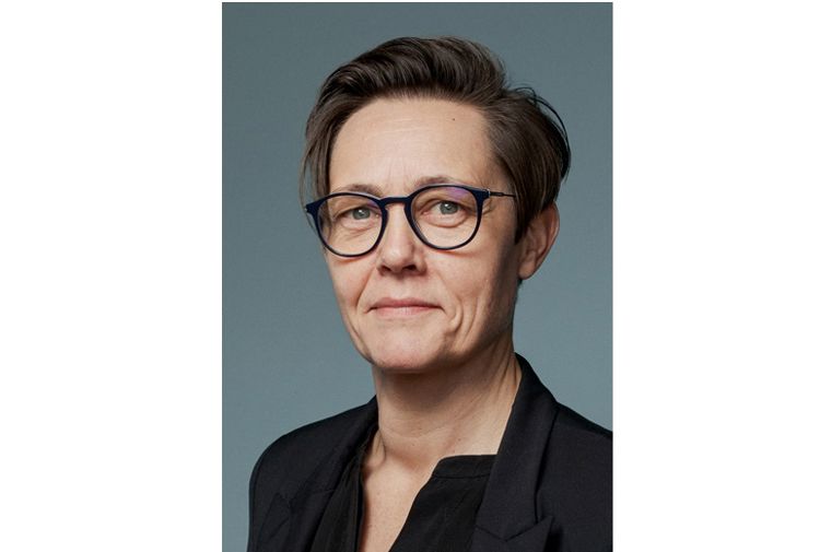 Kvinne med briller ser inn i kamera