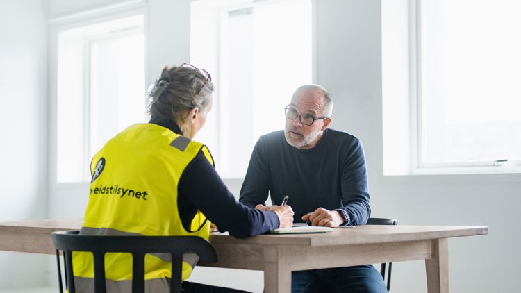 Bilde viser inspektør i samtale på tilsyn