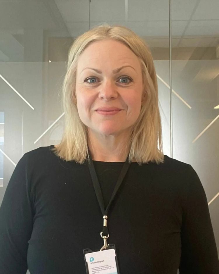 portrettfoto av kvinne med lyst hår som ser inn i kamera 