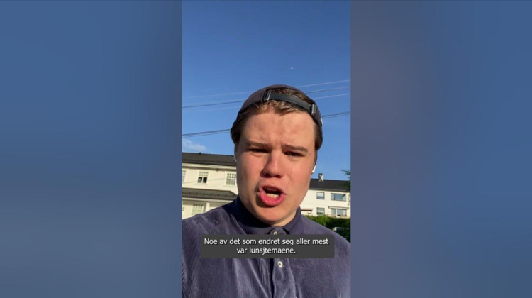 Bilde av en ung gutt som ser inn i kamera og prater