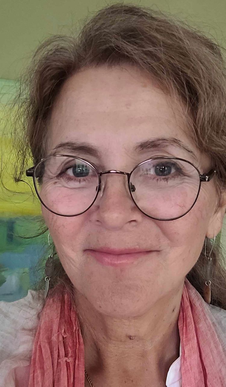 Portrettbilde av kvinne med briller og brunt hår