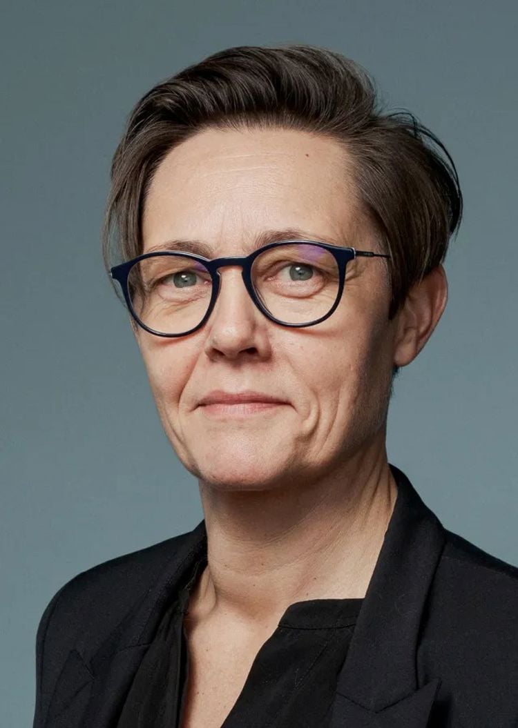 portrettfoto av kvinne med kort, brunt hår 