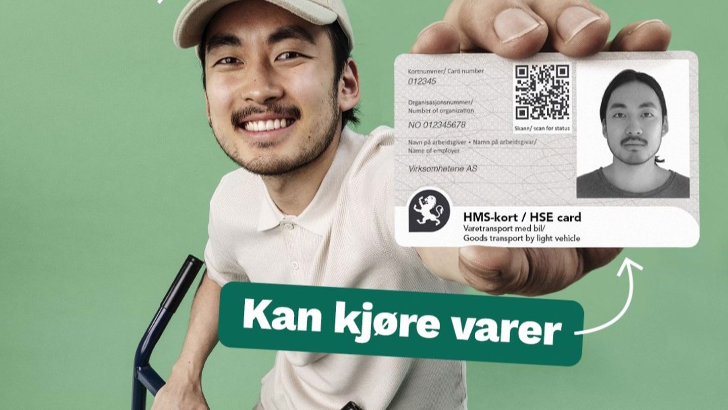 En mann i arbeidsklær viser frem et HMS-kort 